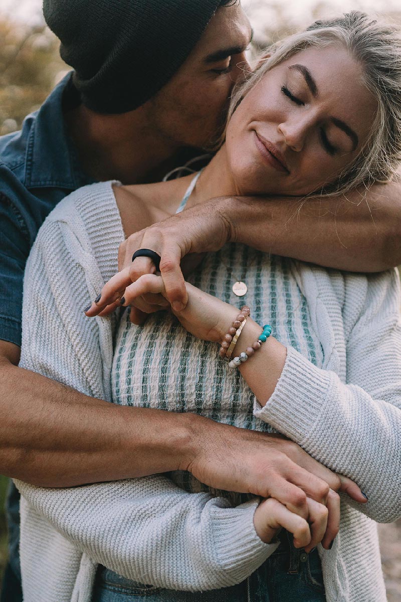 Magische Berührung zwischen einem verliebten Paar.